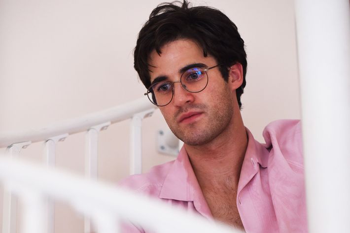 Darren Criss plays Andrew Cunanan, who assassinated Gianni Versace 