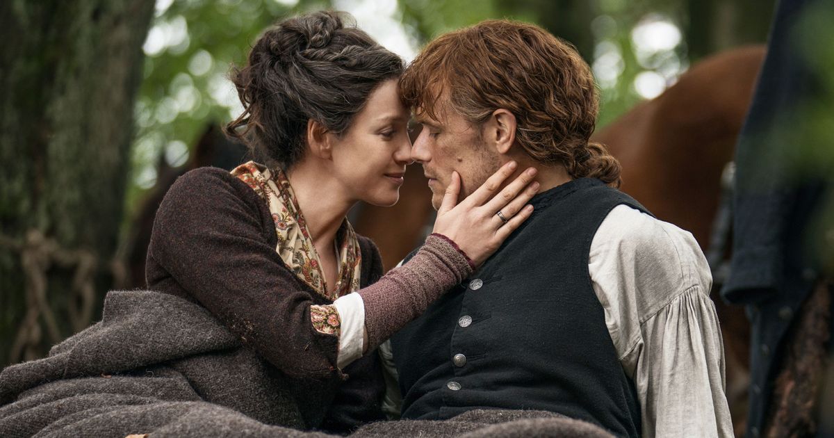 Jamie and Claire kissing from Outlander Season 4