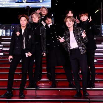 BTS Turns Times Square Into BTS Concert on New Year’s Eve - Vulture