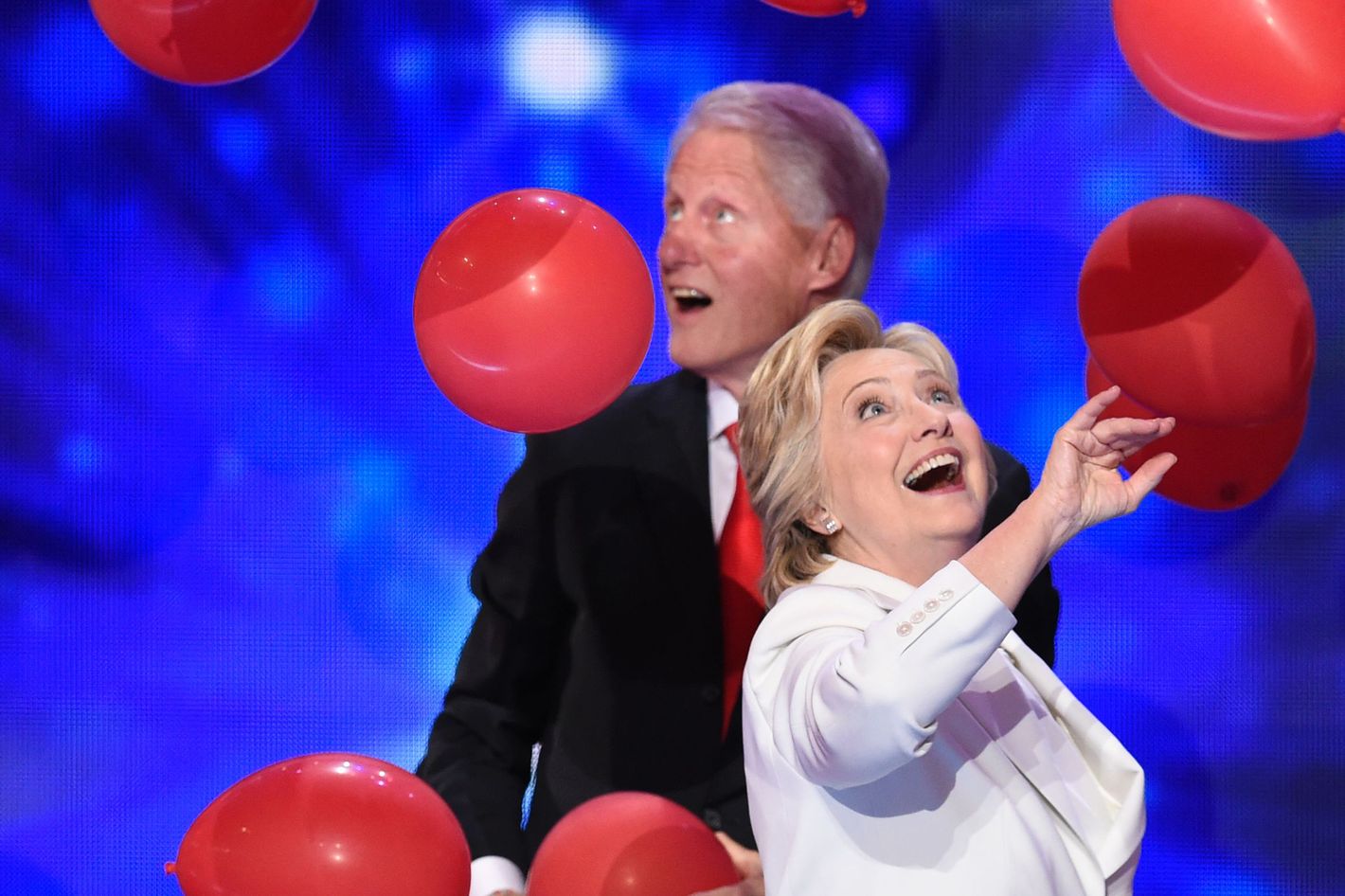 29-bill-hillary-clinton-balloons-lede.w7