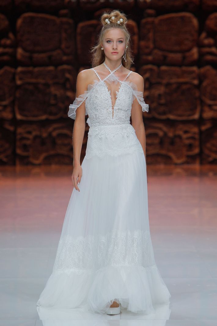 The Most  Beautiful  Wedding  Gowns for Spring 2022