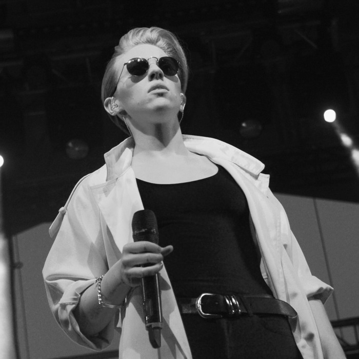 La Roux.