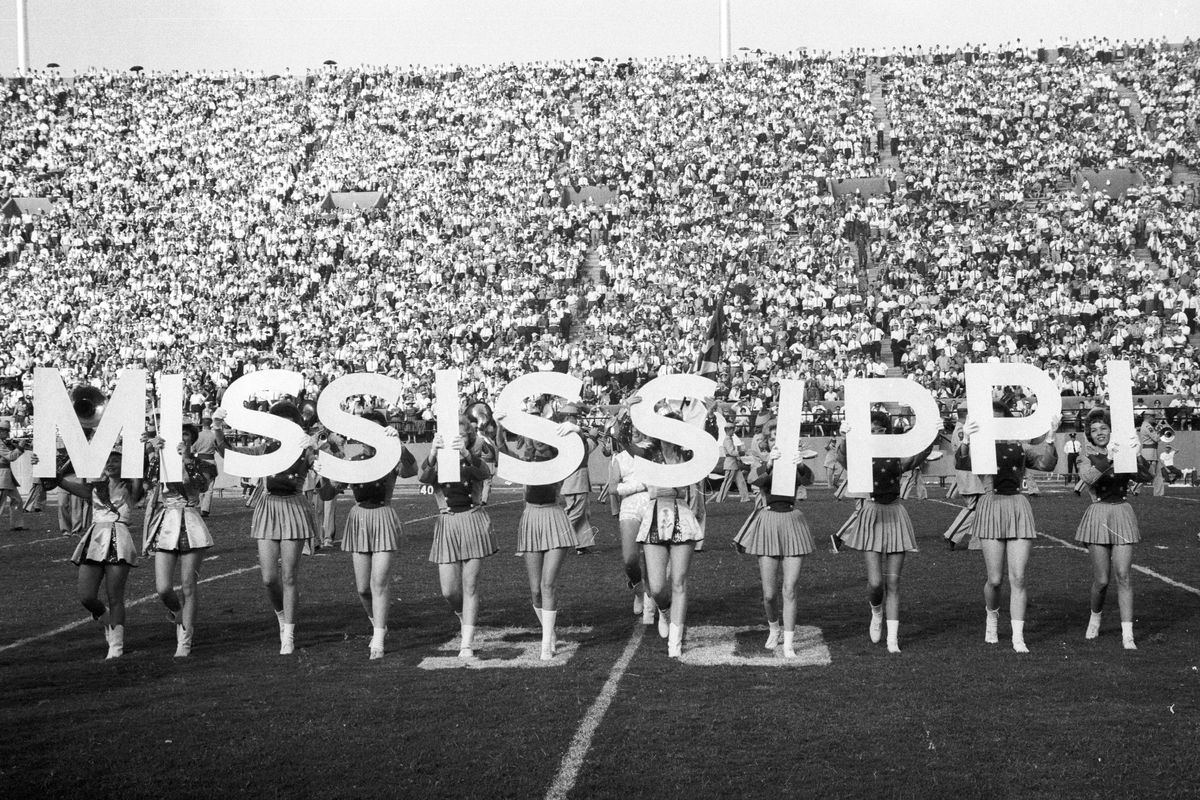 48 Vintage Cheerleading Photos in Honor of Super Bowl 